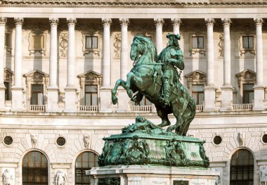 Hofburg, Viyana 'daki Heldenplatz' da Prens Eugene anıtı.