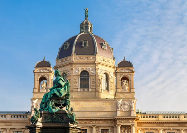 Monument de l'impératrice Maria Theresia devant le Musée d'histoire de l'art à Vienne — Photo