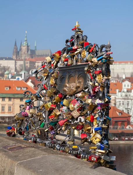 PRAHA, ČESKÁ REPUBLIKA - FEBRUARY 19, 2015 - Zámky lásky na Karlově mostě — Stock fotografie