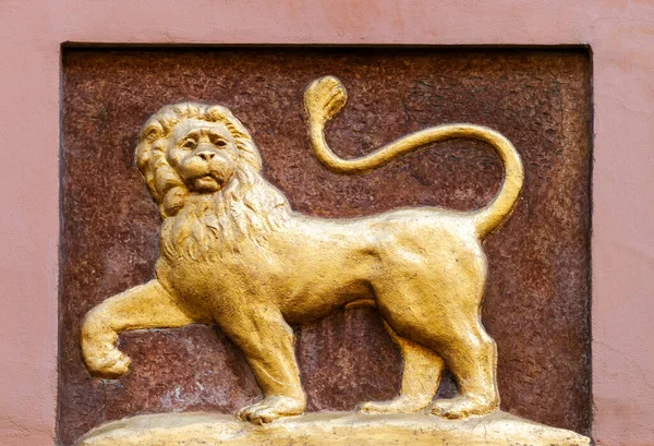 Leeuw reliëf op een muur in Praag — Stockfoto