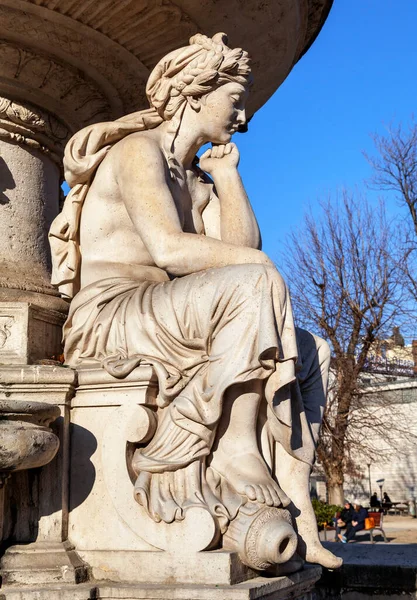 La sculpture de la Fontaine du Danube à Budapest. La figure féminine symbolise la rivière Drava — Photo