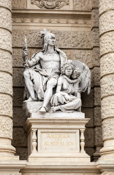 Statues of the Natural History Museum in Vienna — Stock Photo, Image