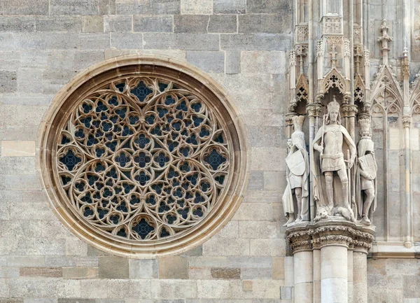 Runt gotiskt fönster på fasaden av St Stephens katedral, Wien — Stockfoto