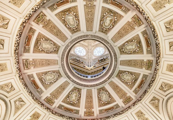 Viena, ÁUSTRIA - FEVEREIRO 17, 2015 - Teto do Museu de História Natural de Viena . — Fotografia de Stock