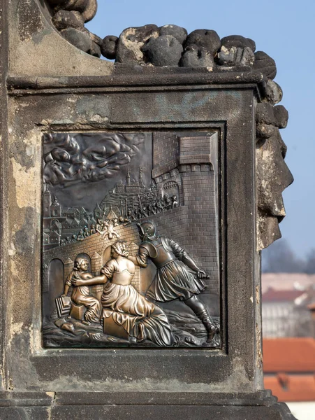 Base da estátua de João de Nepomuk na ponte Carlos em Praga — Fotografia de Stock
