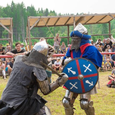 Kudrino Köyü, Udmurtya Cumhuriyeti, Rusya Federasyonu - 14 Temmuz 2018: Druzhinnaya Rusya Festivali. Turist karmaşık Vareg takım. Askeri ve tarihsel festivali. Yeniden yapılanma. Düello