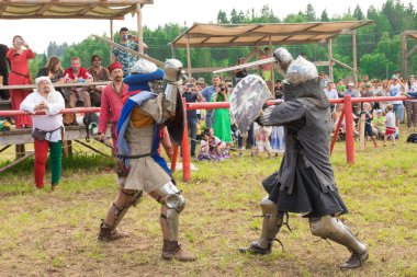 Kudrino Köyü, Udmurtya Cumhuriyeti, Rusya Federasyonu - 14 Temmuz 2018: Druzhinnaya Rusya Festivali. Turist karmaşık Vareg takım. Askeri ve tarihsel festivali. Yeniden yapılanma. Düello