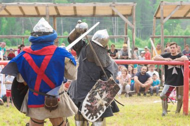 Kudrino Köyü, Udmurtya Cumhuriyeti, Rusya Federasyonu - 14 Temmuz 2018: Druzhinnaya Rusya Festivali. Turist karmaşık Vareg takım. Askeri ve tarihsel festivali. Yeniden yapılanma. Düello