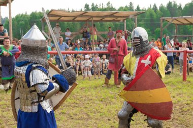 Kudrino Köyü, Udmurtya Cumhuriyeti, Rusya Federasyonu - 14 Temmuz 2018: Druzhinnaya Rusya Festivali. Turist karmaşık Vareg takım. Askeri ve tarihsel festivali. Yeniden yapılanma. Düello