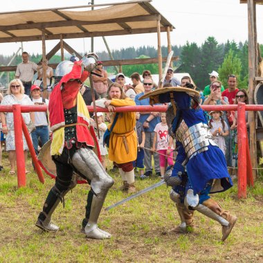 Kudrino Köyü, Udmurtya Cumhuriyeti, Rusya Federasyonu - 14 Temmuz 2018: Druzhinnaya Rusya Festivali. Turist karmaşık Vareg takım. Askeri ve tarihsel festivali. Yeniden yapılanma. Düello