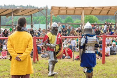 Kudrino Köyü, Udmurtya Cumhuriyeti, Rusya Federasyonu - 14 Temmuz 2018: Druzhinnaya Rusya Festivali. Turist karmaşık Vareg takım. Askeri ve tarihsel festivali. Yeniden yapılanma. Düello