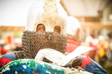 Kudrino Köyü, Udmurtya Cumhuriyeti, Rusya Federasyonu - 14 Temmuz 2018: Druzhinnaya Rusya Festivali. Turist karmaşık Vareg takım. Askeri ve tarihsel festivali. Yeniden yapılanma. Şövalye. Asker.