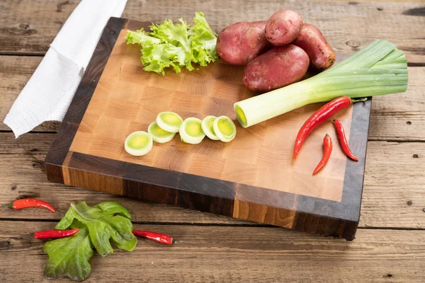 Verdure su un tagliere di legno — Foto Stock