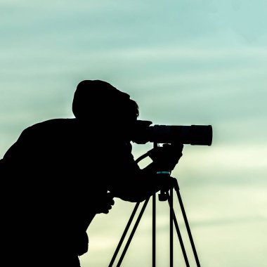 Dışarıda sonbahar fotoğrafçılığı yaparken bir fotoğrafçının portresi.