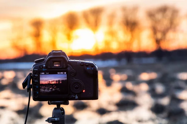 Kamera Bir Tripodun Üzerinde Manzara Fotoğrafı Çeker - Stok İmaj