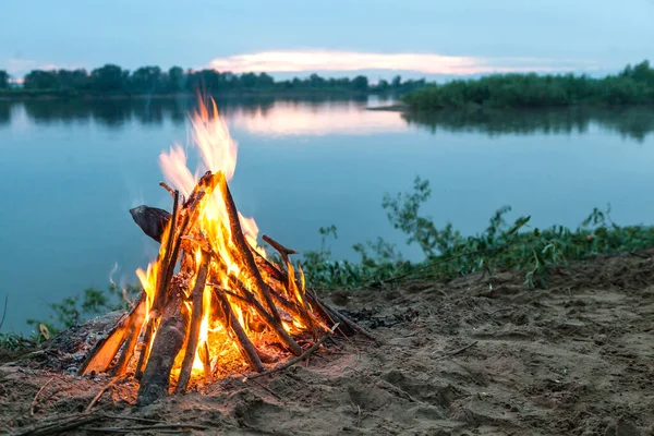 川のそばのきれいなたき火 ストックフォト