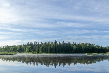 Gökyüzü ve orman nehirde yankılanır..
