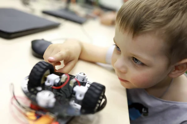 Junge Schaut Roboter Tisch Werkstatt — Stockfoto