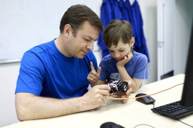 Babası onun oğlu programlama robot masada atölye ile