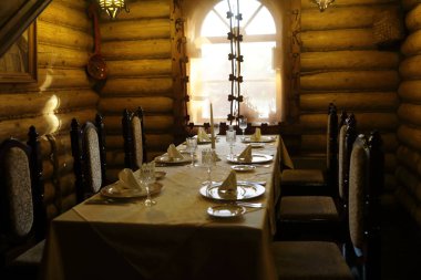 Kulübede bir yemek odası iç