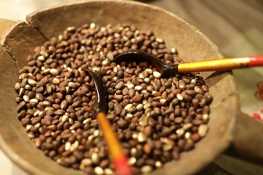 Çam fıstığı bir masada ahşap tabak