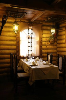 Kulübede bir yemek odası görünümünü