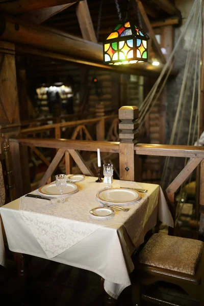 Restoranda sunulan yemek masası detayları