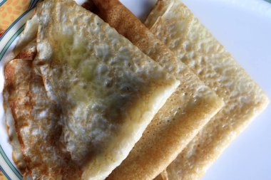 Bir kafede plaka üzerinde Rus krep