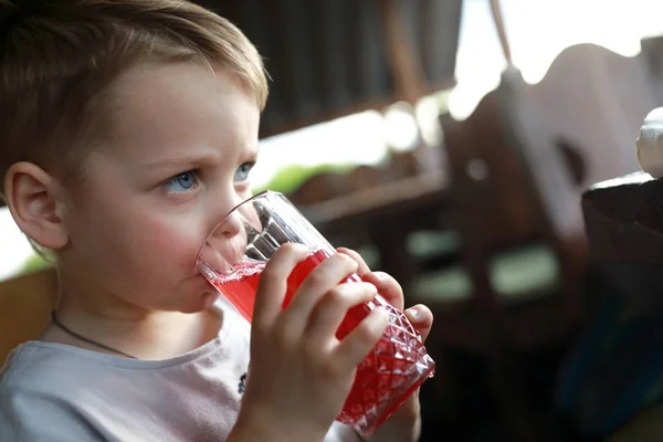 Kind Trinkt Saft Auf Terrasse Café — Stockfoto