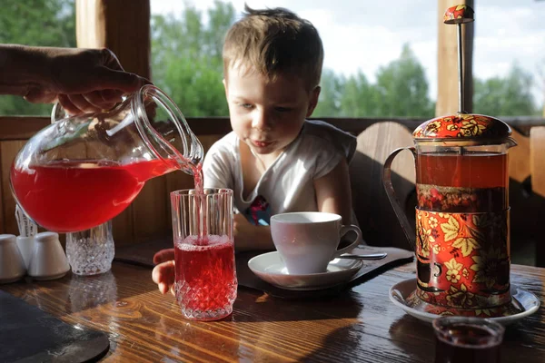 Persona Que Vierte Jugo Para Niño Cafetería —  Fotos de Stock