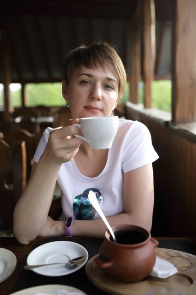 Kobieta Picie Herbaty Przy Stoliku Kawiarni — Zdjęcie stockowe