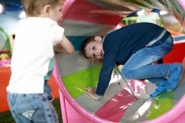 Menino Vira Dentro Girando Cilindro Playground — Fotografia de Stock