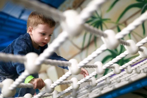 Bambino Che Striscia Una Rete Corda Parco Giochi — Foto Stock