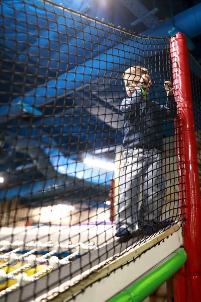 Barn Håller Att Repet Mesh Lekplats — Stockfoto