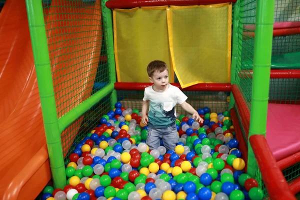 Παιδί Που Παίζει Στην Πισίνα Μπάλα Στην Παιδική Χαρά — Φωτογραφία Αρχείου