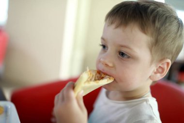 Çocuk pizza bir İtalyan kafede vardır.