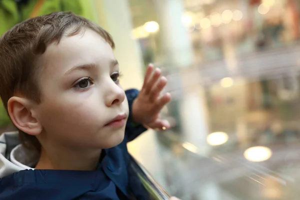 Retrato Menino Sério Elevador — Fotografia de Stock