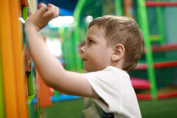 Jongen Speelt Puzzel Muur Speelplaats — Stockfoto