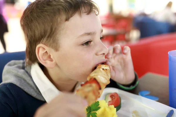 Criança Comendo Chiken Kebab Restaurante — Fotografia de Stock