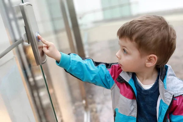 Asansör Önünde Çocuk Portresi — Stok fotoğraf