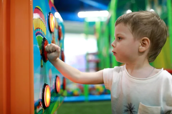 Ritratto Bambino Che Gioca Parco Giochi Coperto — Foto Stock