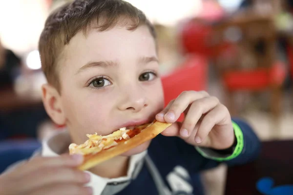 Kid Har Pizza Ett Italienskt Kafé — Stockfoto