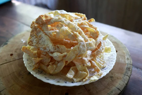 İnce hamur şeritler plaka üzerinde yapılmış kurabiye