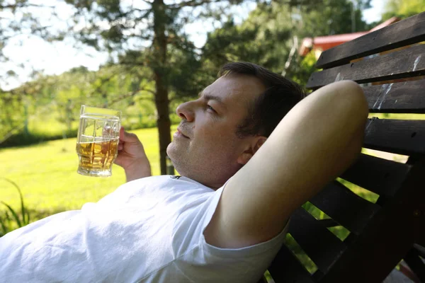 Homme Reposant Avec Bière Sur Banc Bois — Photo