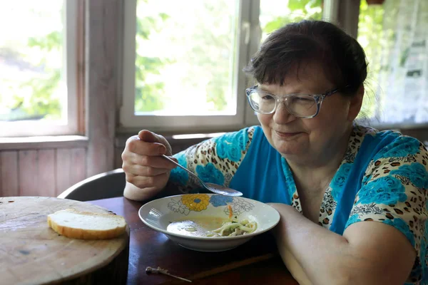 Mujer Tiene Sopa Mesa Cocina —  Fotos de Stock