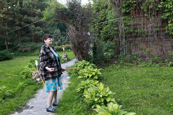 Donna Anziana Che Annaffia Giardino Estate — Foto Stock