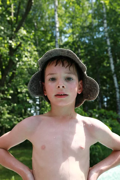 Chlapec Lázni Klobouku Dvorku — Stock fotografie