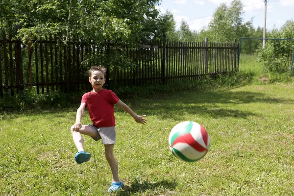Child Playing Ball Backyard — Stock Photo, Image