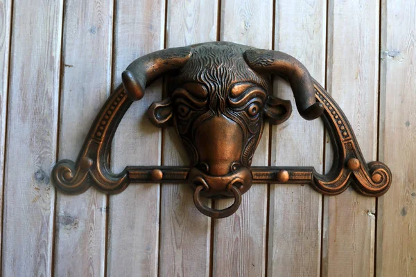 雄牛の形のドア ハンドル — ストック写真