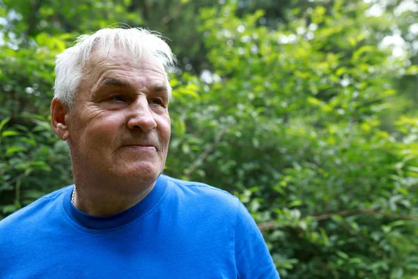 Senior Man Posing Backyard Summer — Stock Photo, Image